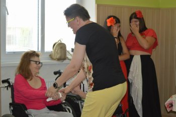 Kvetinové pozdravy pre  našich seniorov