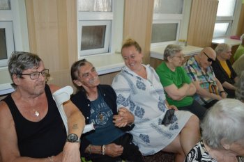 Kvetinové pozdravy pre  našich seniorov