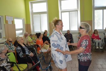 Kvetinové pozdravy pre  našich seniorov