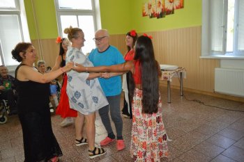 Kvetinové pozdravy pre  našich seniorov