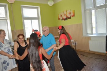 Kvetinové pozdravy pre  našich seniorov