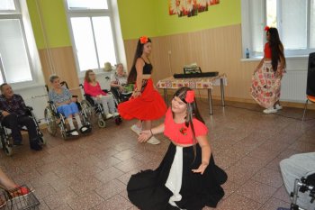 Kvetinové pozdravy pre  našich seniorov