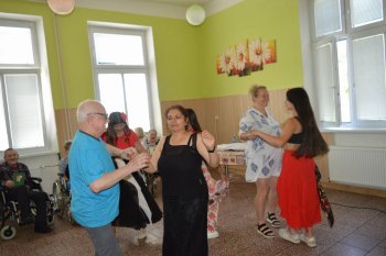 Kvetinové pozdravy pre  našich seniorov