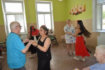 Kvetinové pozdravy pre  našich seniorov