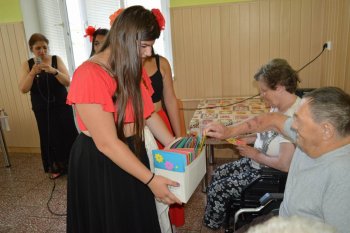 Kvetinové pozdravy pre  našich seniorov