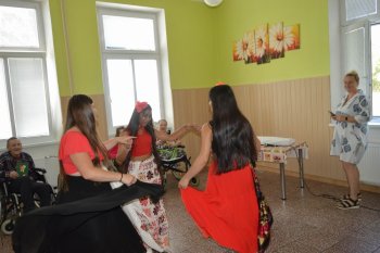 Kvetinové pozdravy pre  našich seniorov