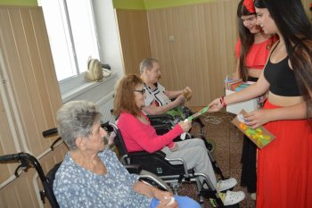 Kvetinové pozdravy pre  našich seniorov