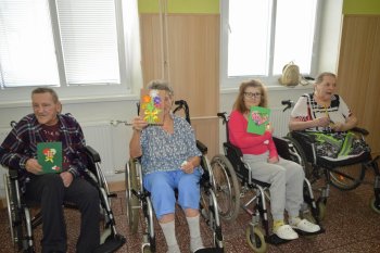 Kvetinové pozdravy pre  našich seniorov