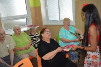 Kvetinové pozdravy pre  našich seniorov