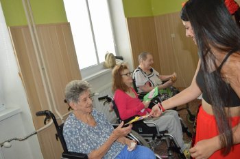 Kvetinové pozdravy pre  našich seniorov