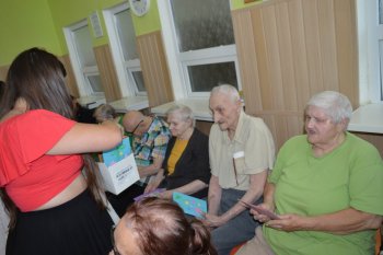 Kvetinové pozdravy pre  našich seniorov