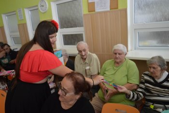 Kvetinové pozdravy pre  našich seniorov